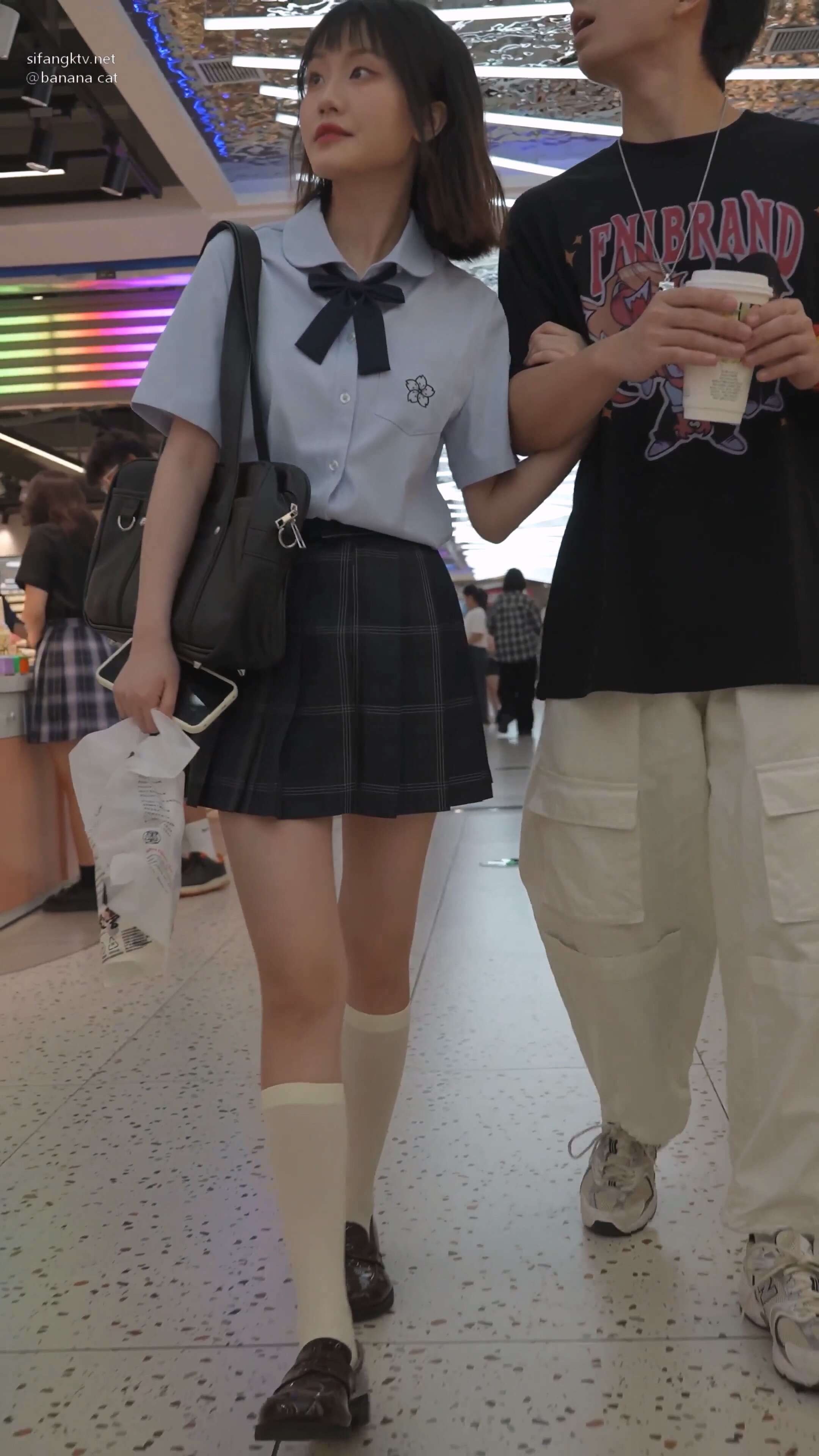 超短JK制服美女笑容甜美可爱弯腰屁股坐镜头反差 (1).jpg