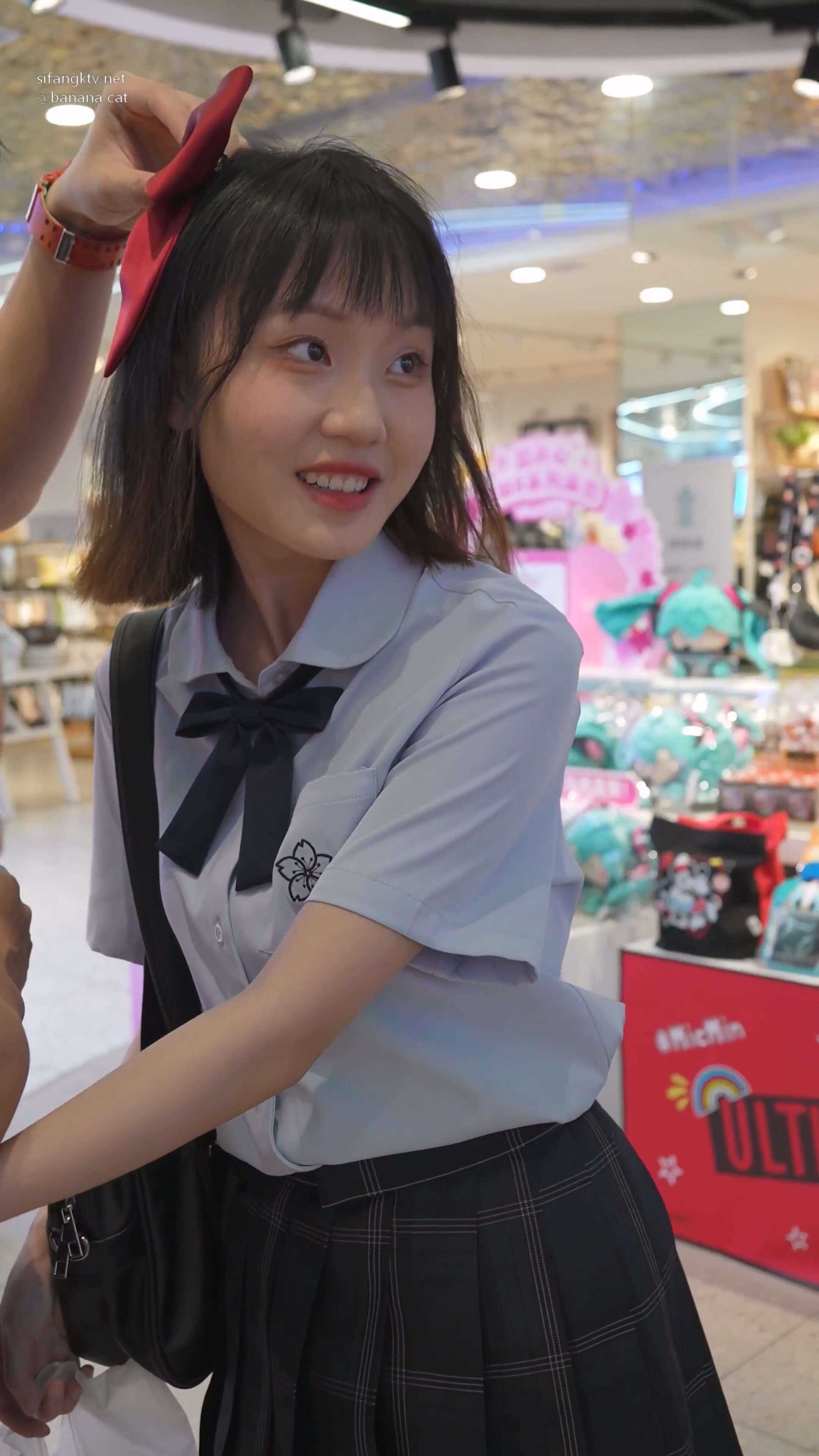 超短JK制服美女笑容甜美可爱弯腰屁股坐镜头反差 (7).jpg