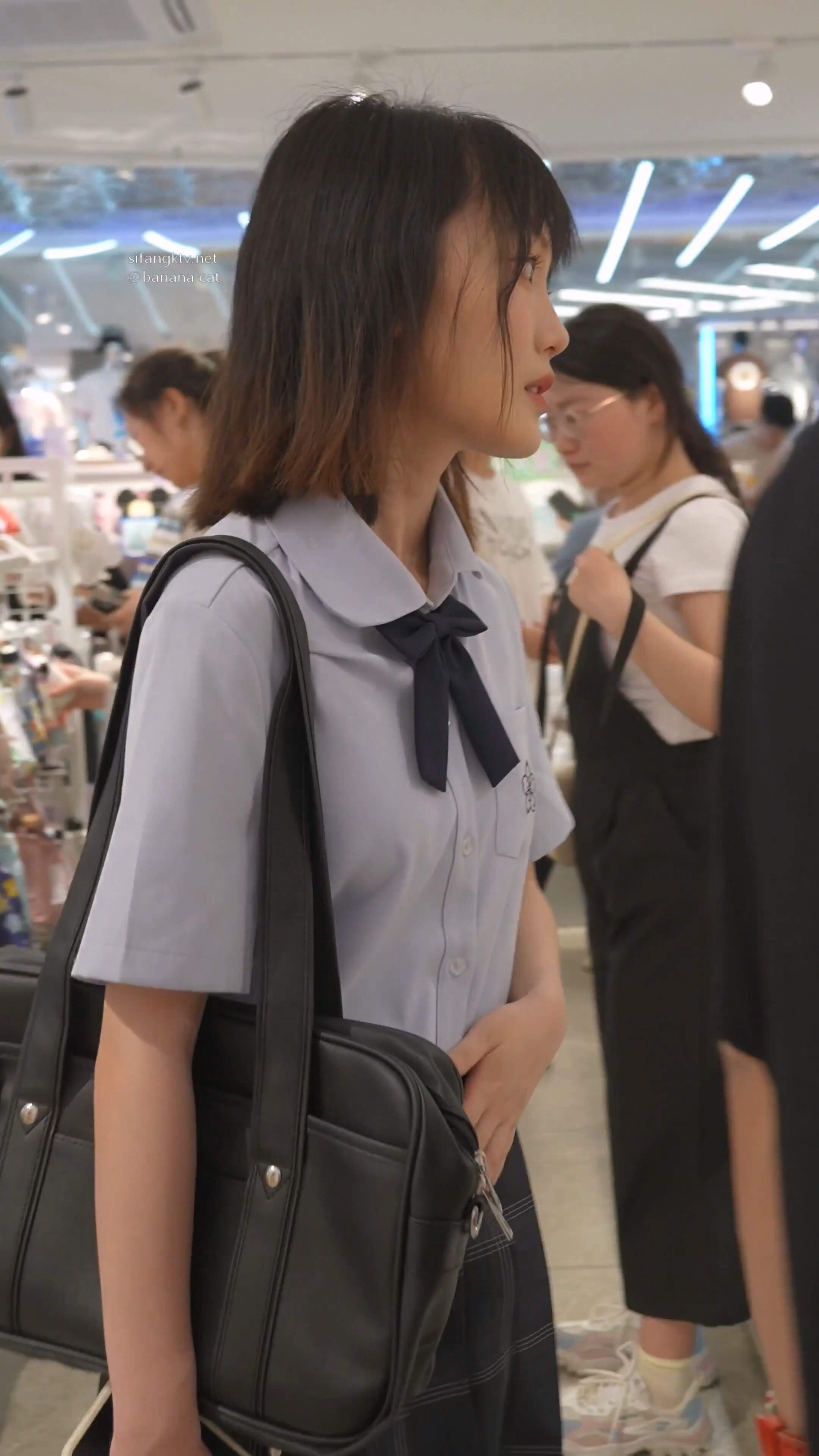 超短JK制服美女笑容甜美可爱弯腰屁股坐镜头反差 (10).jpg