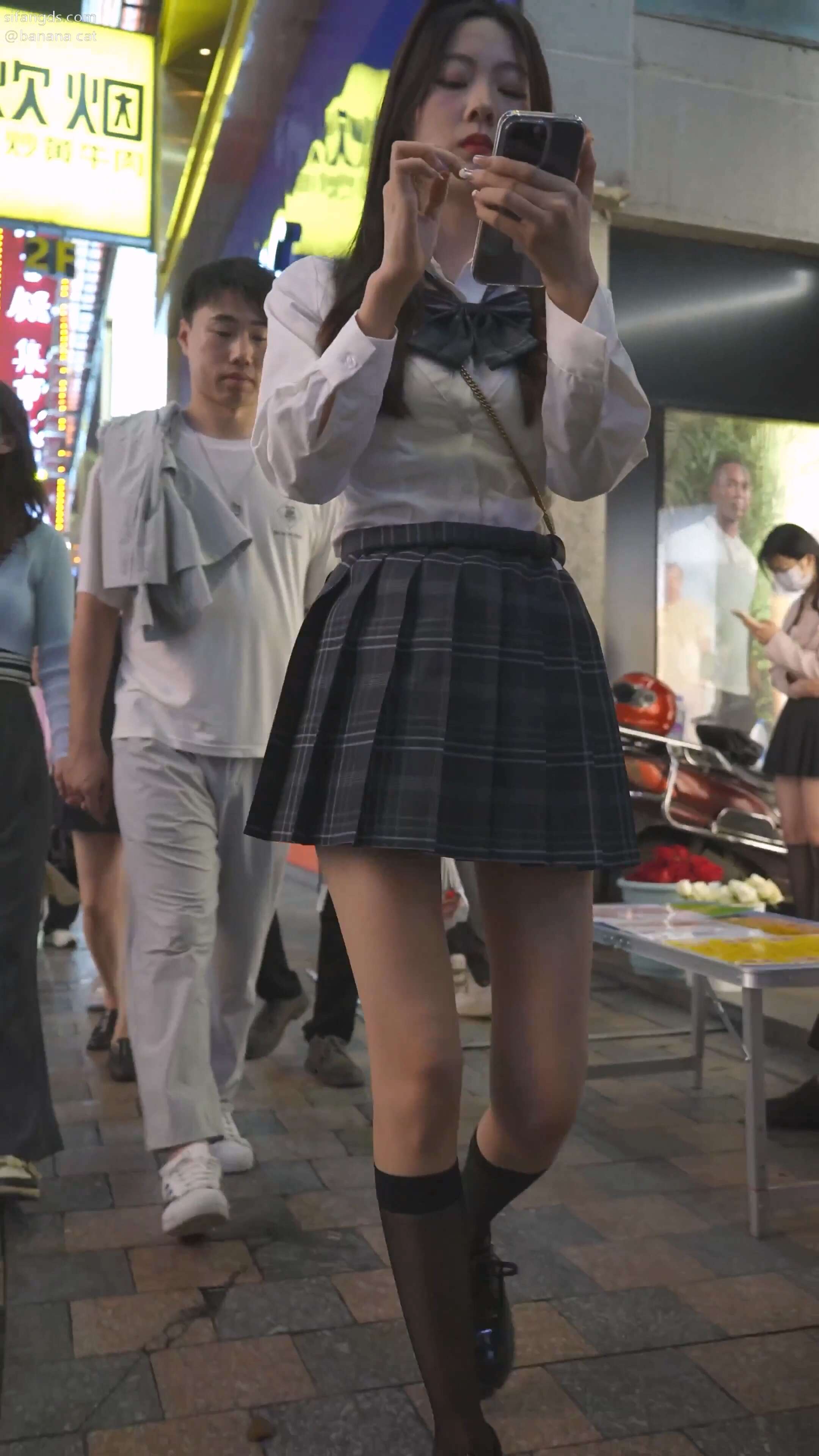 制服JK女主播路边弯腰系鞋带镜头对着屁股拍 (1).jpg