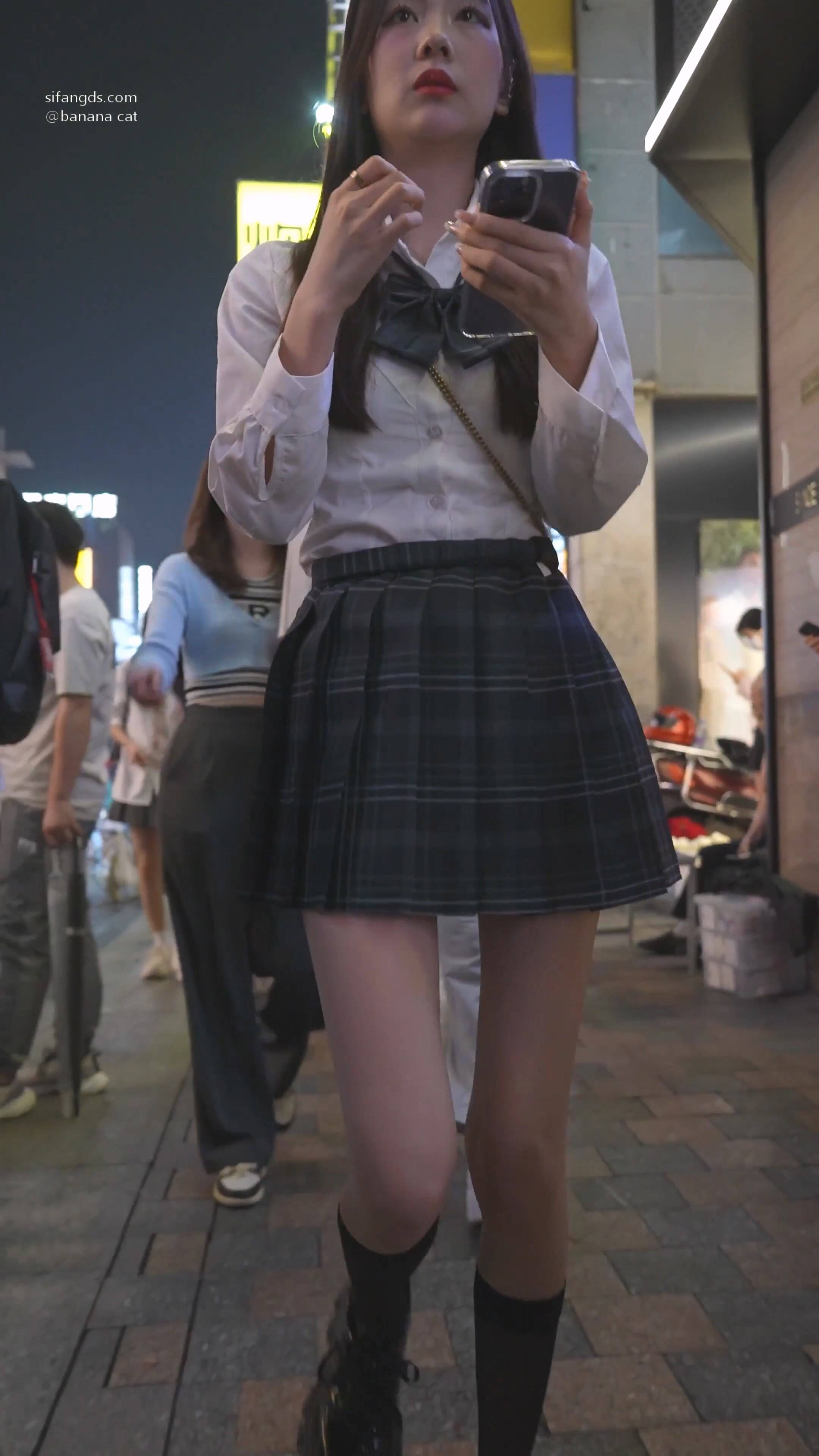 制服JK女主播路边弯腰系鞋带镜头对着屁股拍 (2).jpg