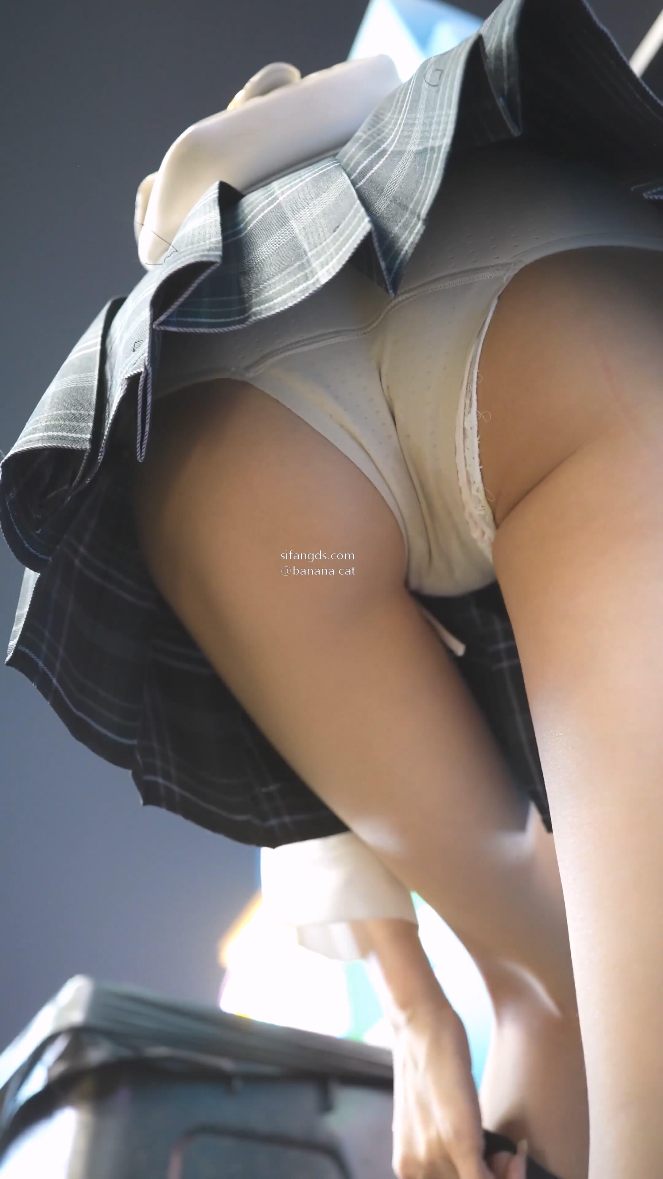制服JK女主播路边弯腰系鞋带镜头对着屁股拍 (5).jpg