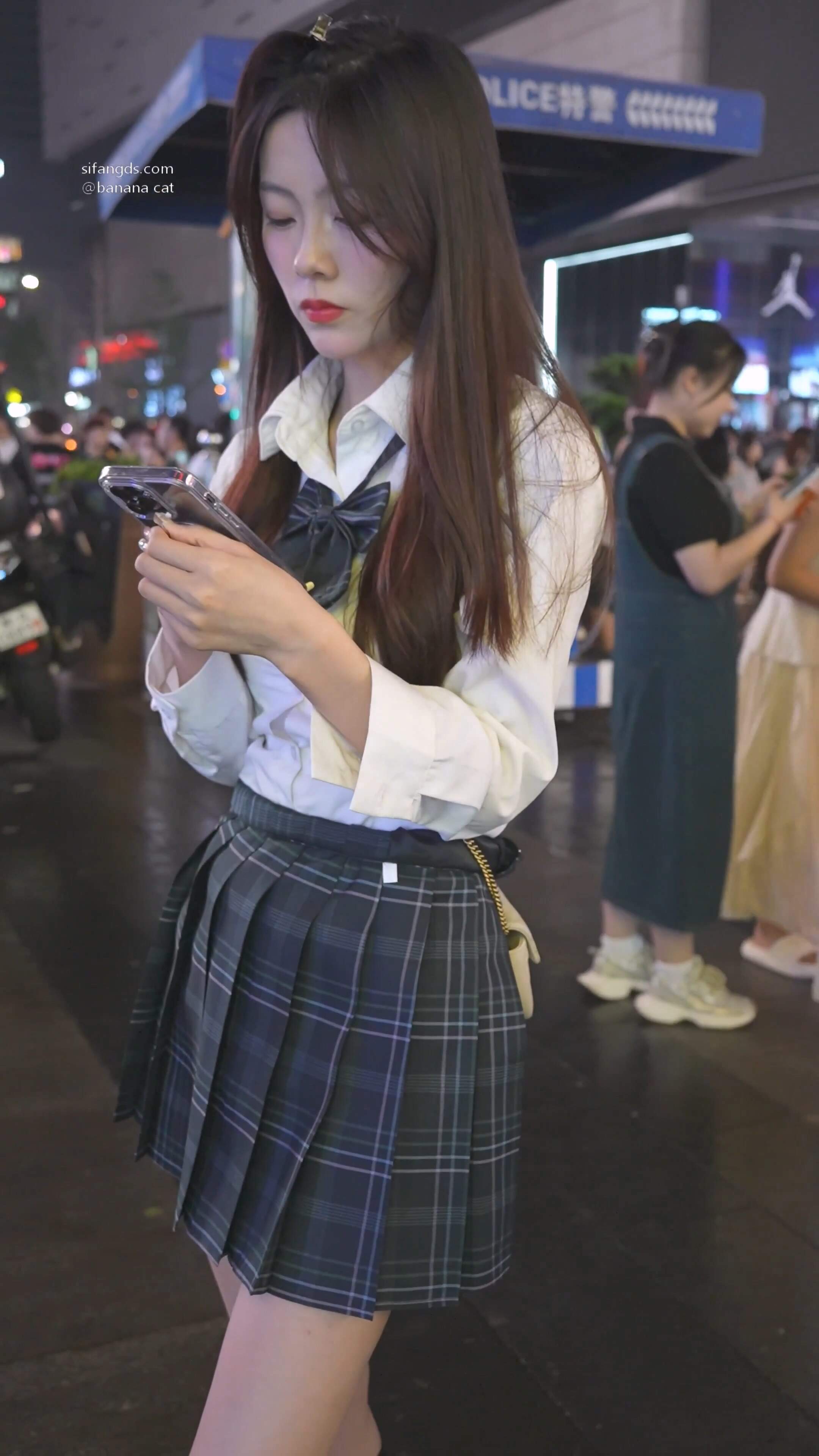制服JK女主播路边弯腰系鞋带镜头对着屁股拍 (8).jpg