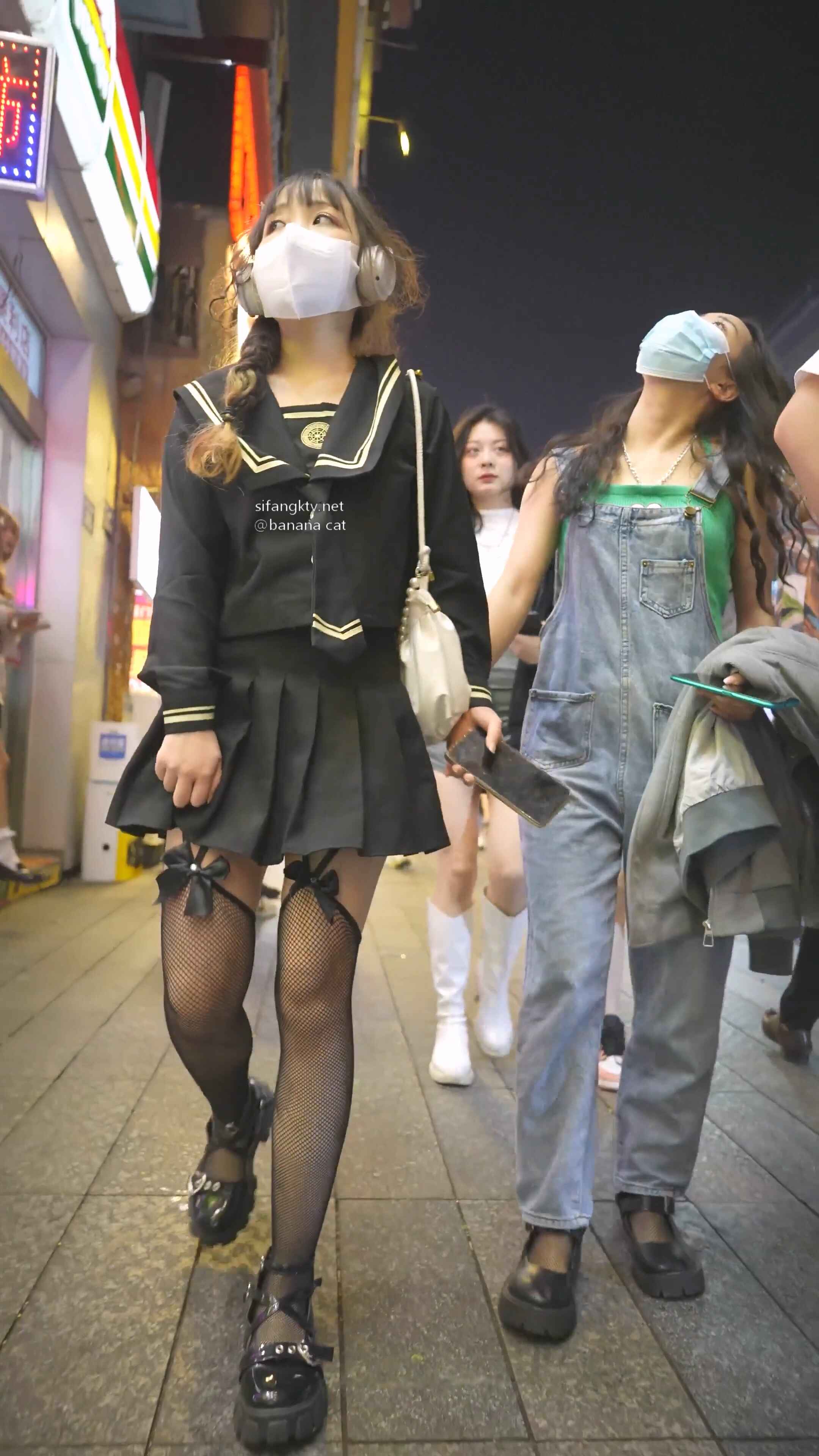 美女穿情趣过膝袜配骚丁弯腰拽腿环露性感肉臀 (1).jpg