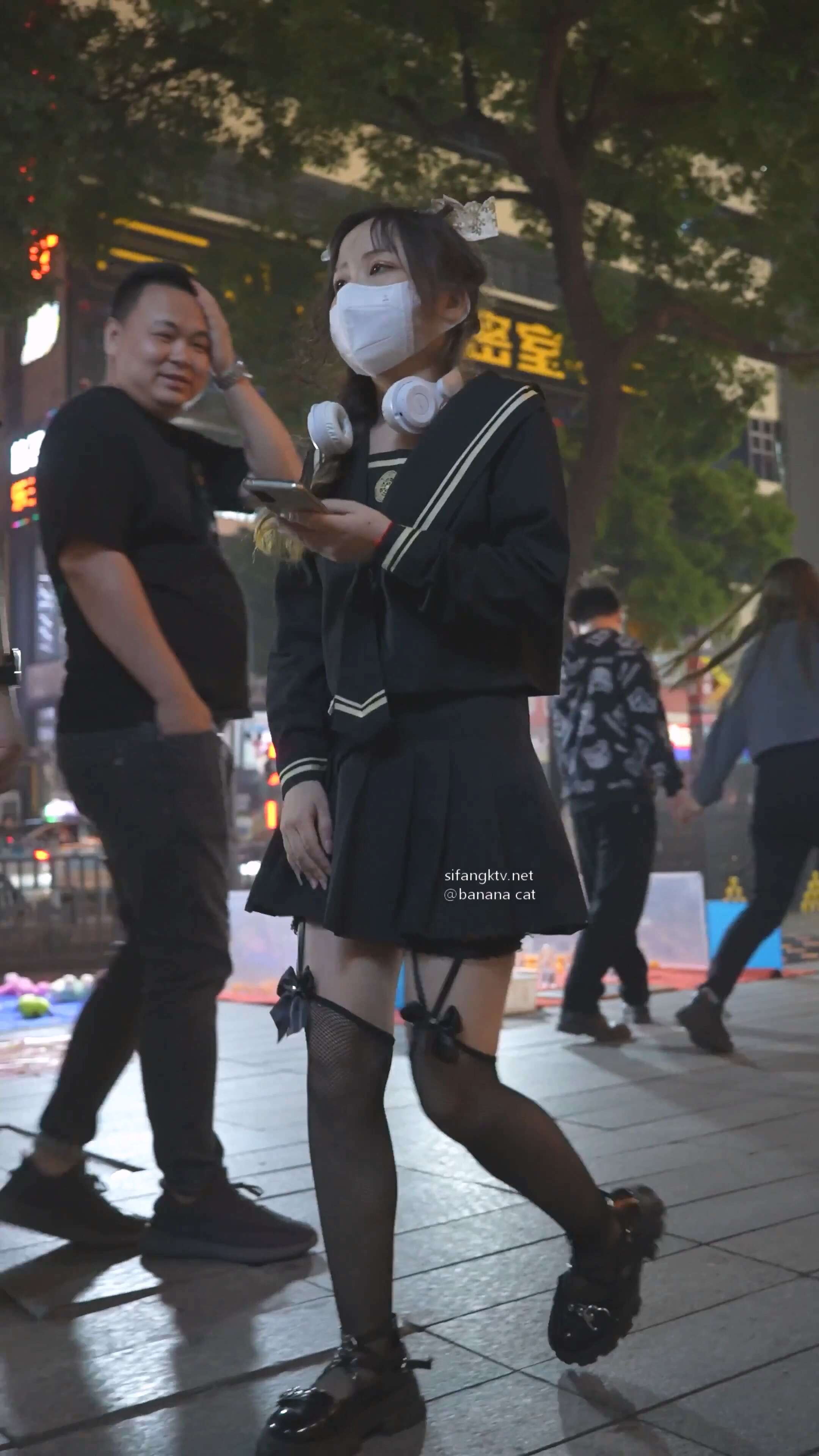 美女穿情趣过膝袜配骚丁弯腰拽腿环露性感肉臀 (3).jpg