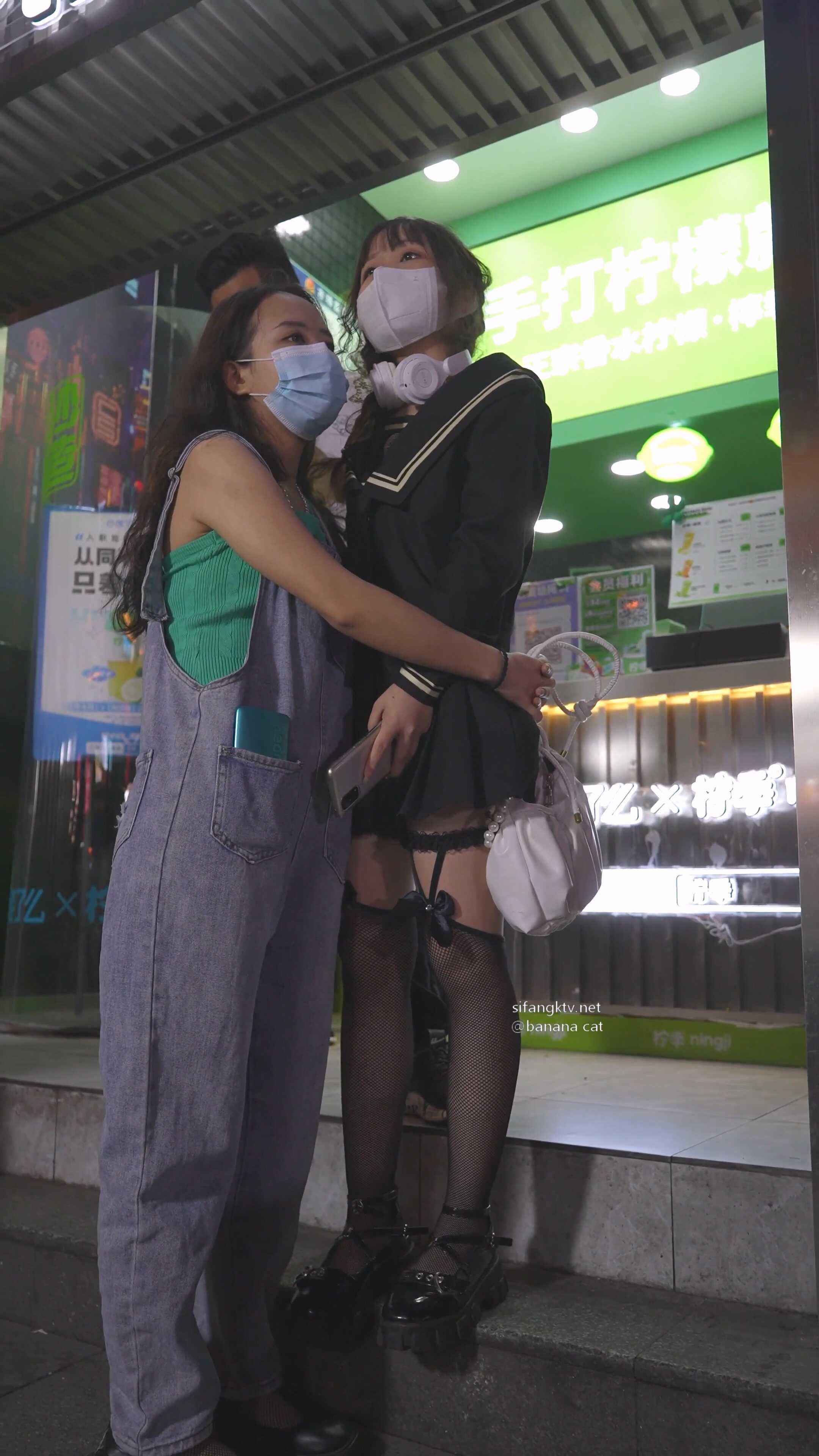 美女穿情趣过膝袜配骚丁弯腰拽腿环露性感肉臀 (10).jpg
