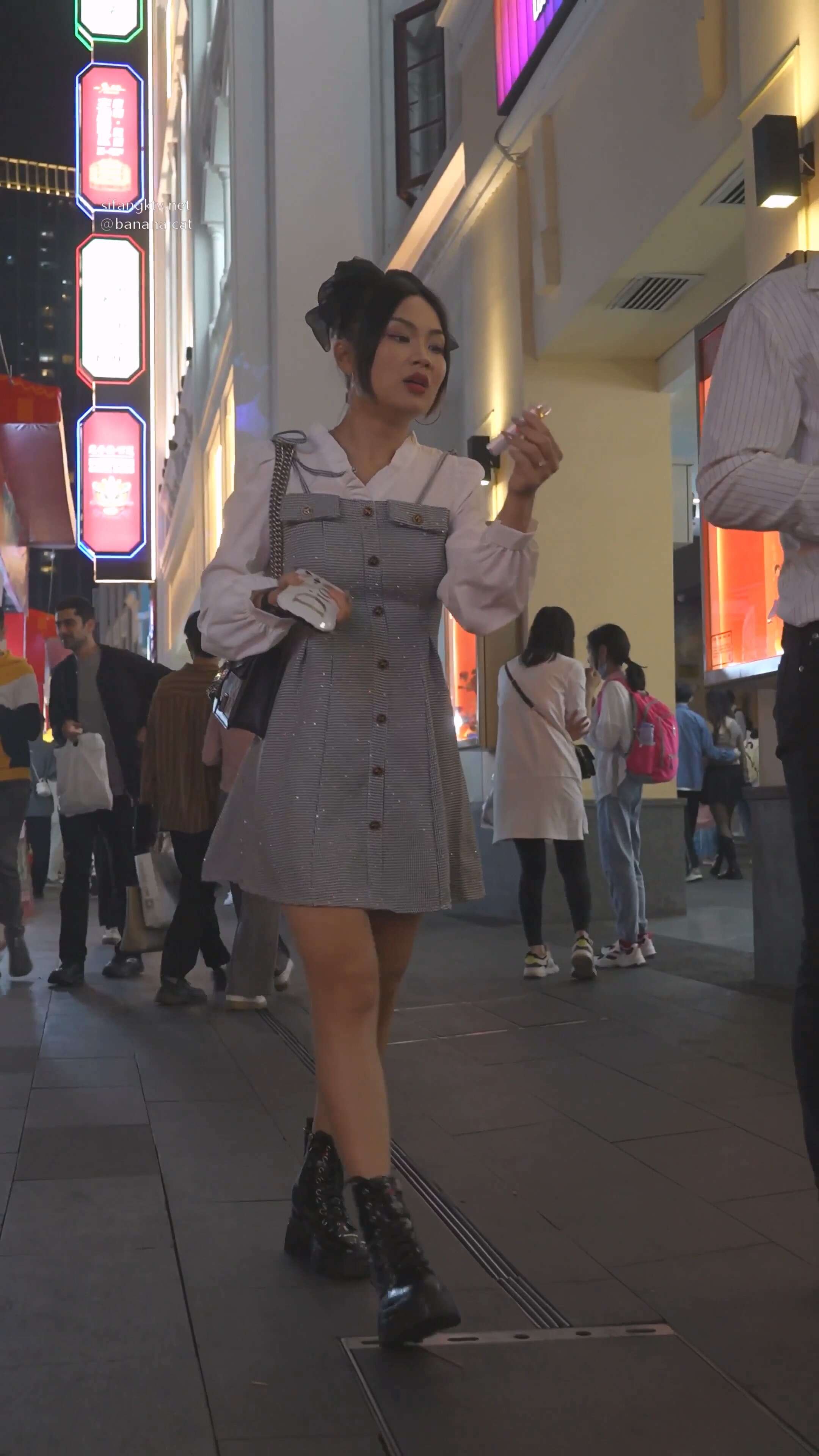 崇洋媚外的骚货透明蕾丝丁字裤透过薄纱看逼 (1).jpg
