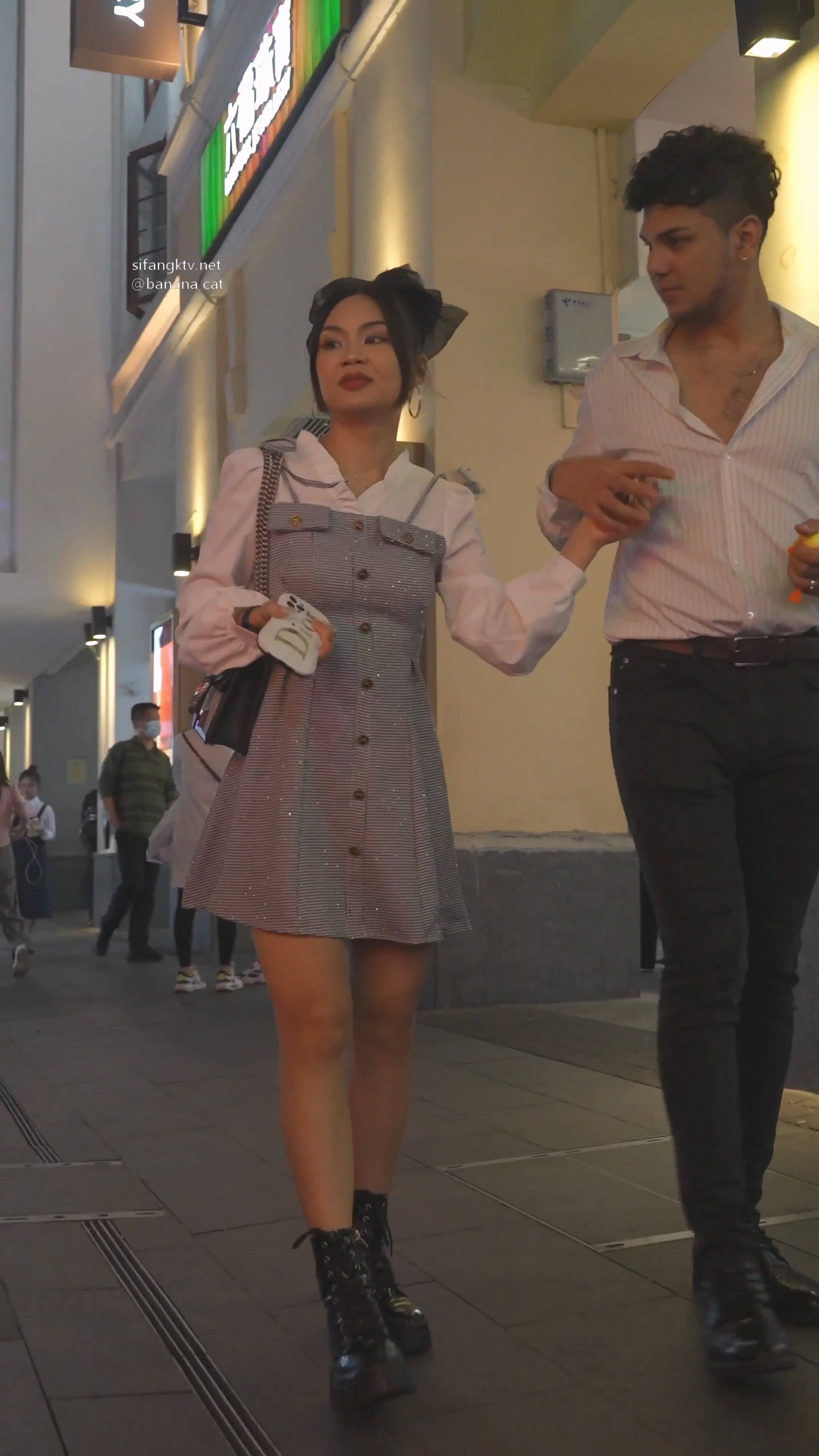 崇洋媚外的骚货透明蕾丝丁字裤透过薄纱看逼 (2).jpg
