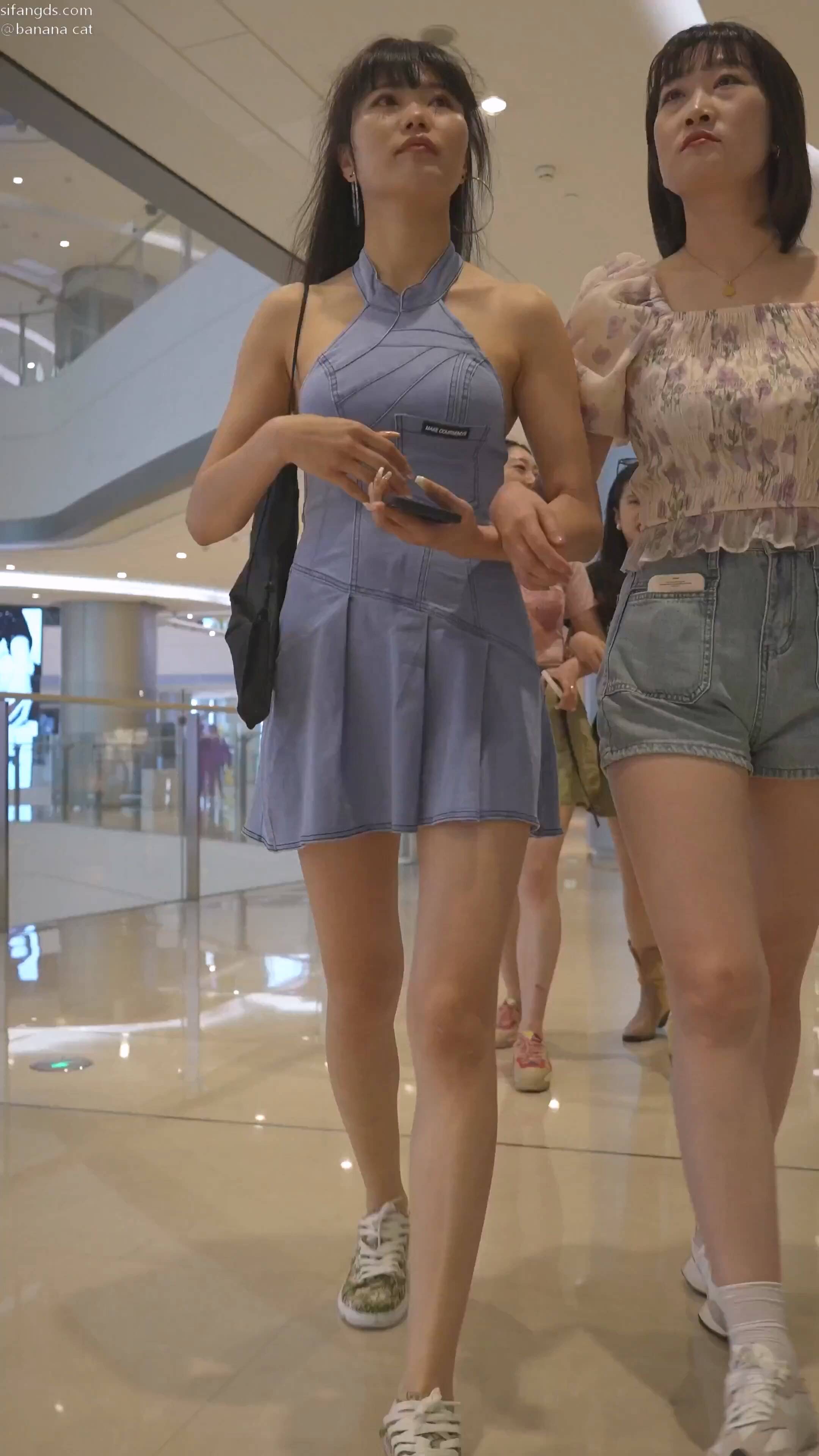 露肩牛仔裙美女直接坐在镜头旁边多角度抄底花内 (1).jpg