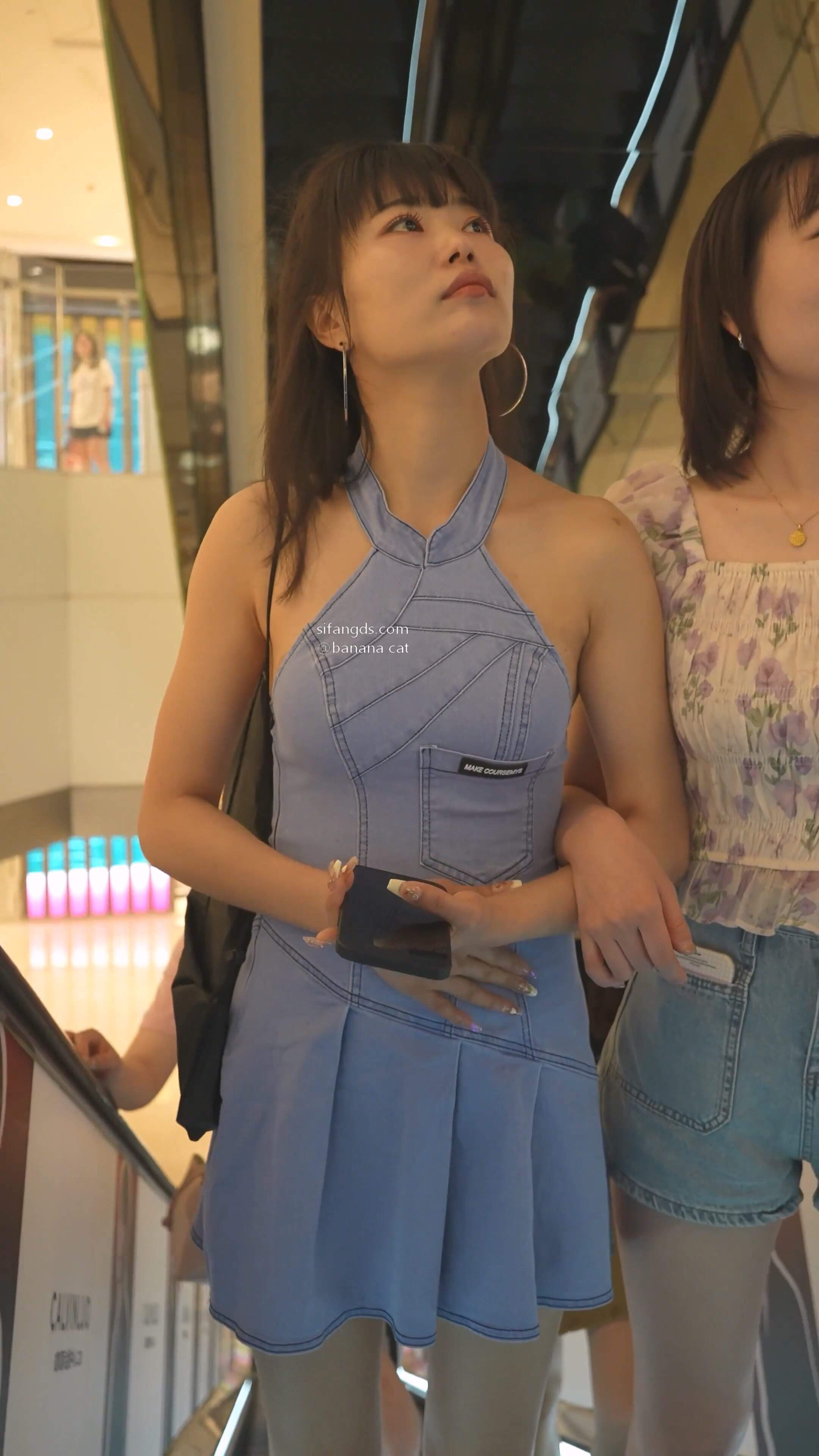 露肩牛仔裙美女直接坐在镜头旁边多角度抄底花内 (3).jpg